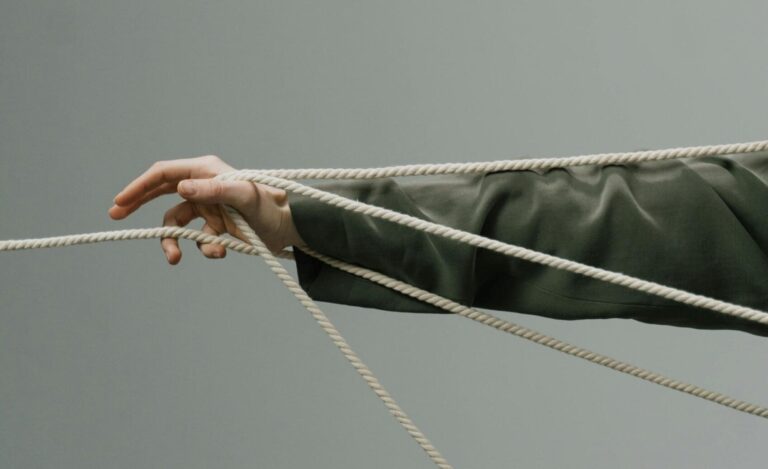 How to Break Free From A Narcissist’s Pull